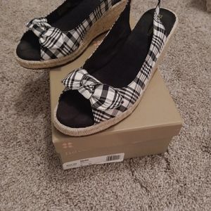 Naturalizer womens size 9 Black / White plaid 21/2 wedge